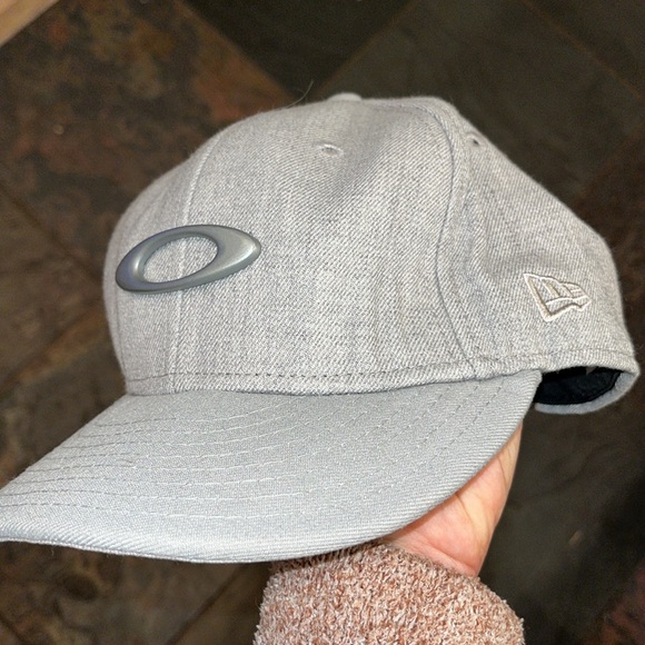 GRAY OAKLEY logo HAT New Era 9FIFTY SnapBack Adjustable Ball Cap SnapBack mens - Picture 1 of 12
